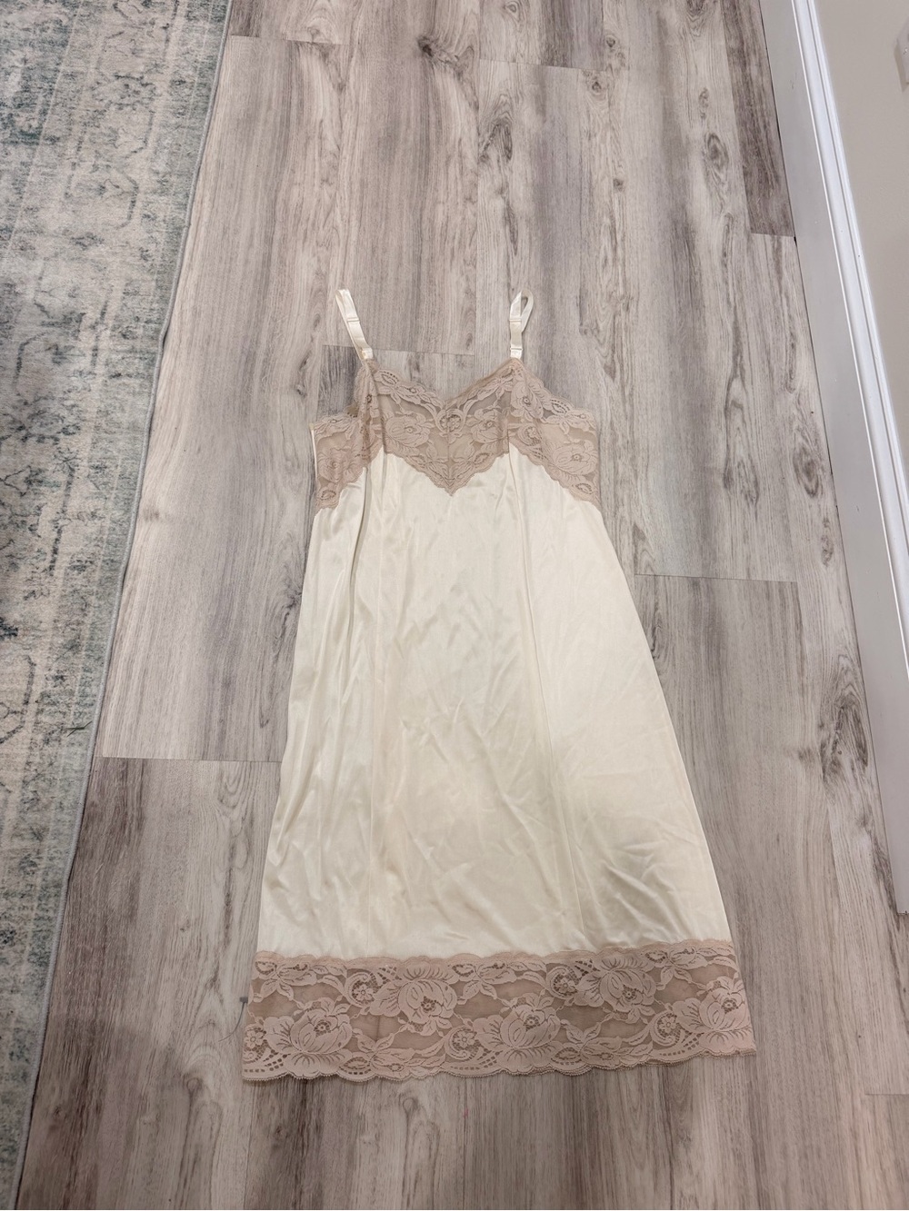 VINTAGE 70'S VANITY FAIR BLUSH BEIGE LACE DRESS/ LINGERIE SIZE LARGE